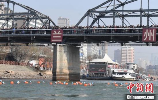 圖為活動(dòng)現(xiàn)場(chǎng)冬泳愛好者表演“漂游”。　楊艷敏 攝