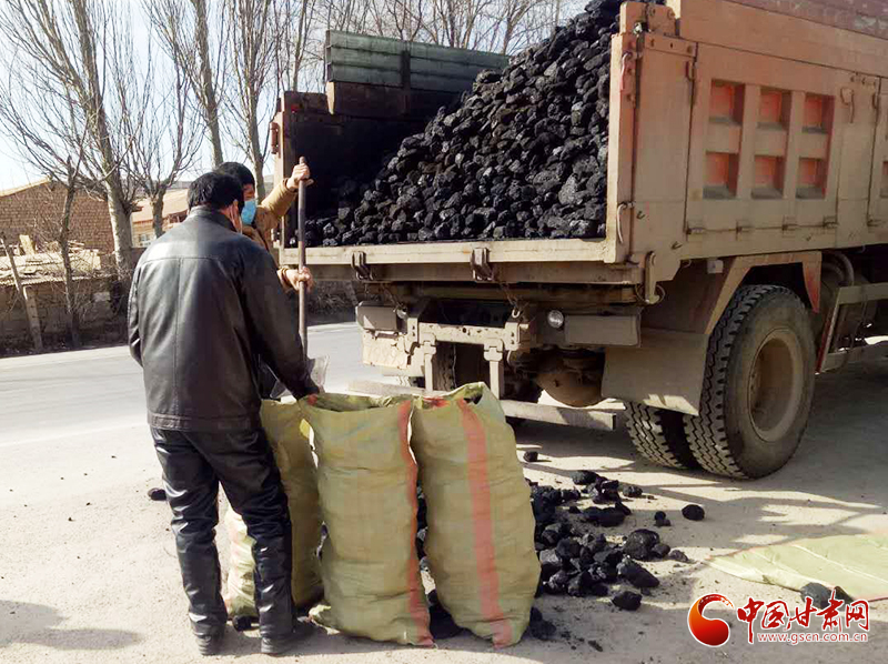 【甘肅全民戰(zhàn)“疫”】雪中送炭！會寧一企業(yè)為基層防控點捐贈10噸愛心煤（圖）
