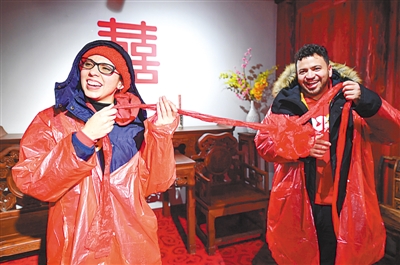 寧波百名外籍人士走進(jìn)前童古鎮(zhèn) 體驗(yàn)?zāi)晡丁胺沁z”文化 寧波百名外籍人士走進(jìn)前童古鎮(zhèn) 體驗(yàn)?zāi)晡丁胺沁z”文化