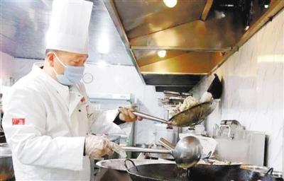 慶陽西峰一飯店老板關門“營業(yè)” 每天做好“愛心餐”送到防控監(jiān)測點