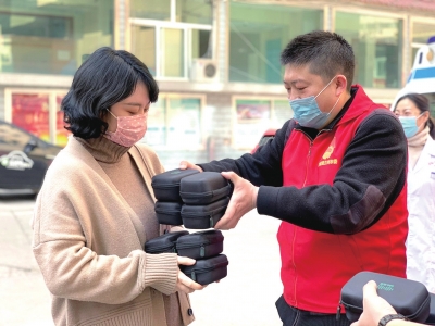 蘭州：團市委攜愛心企業(yè)為醫(yī)務工作者捐贈物資