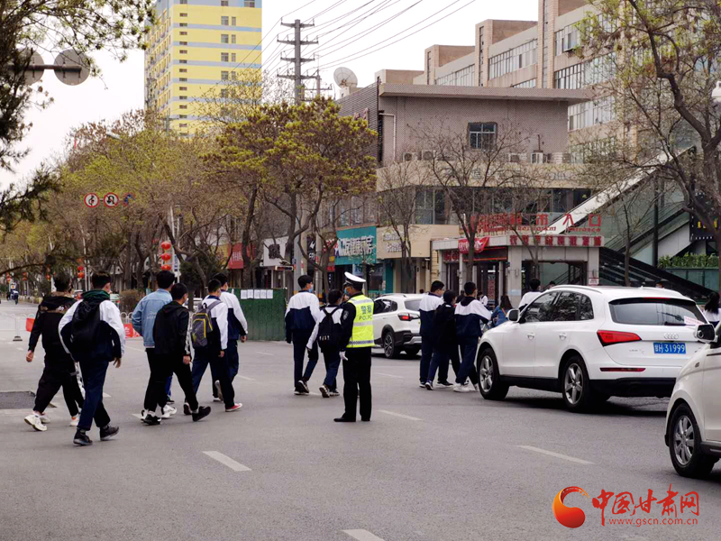 保駕護航！涼州公安交警“護學(xué)崗” 撐起“平安傘”