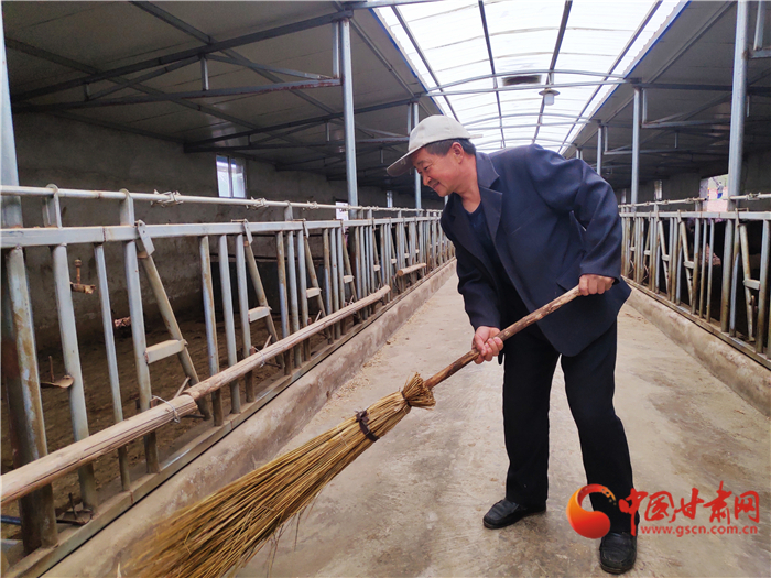 【甘肅省決戰(zhàn)決勝脫貧攻堅(jiān)】脫貧戶(hù)李明堂：脫貧也光榮 幸?？侩p手