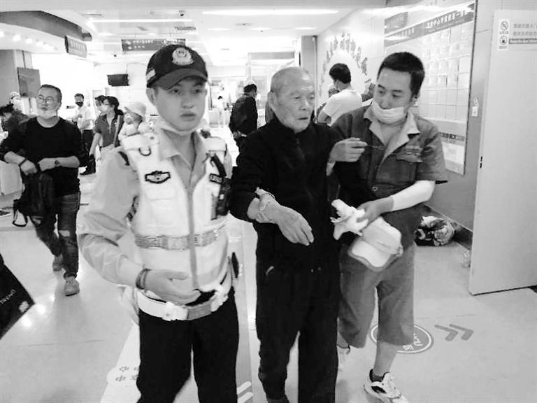 蘭州街頭最美的一次逆行！耄耋老人摔倒街頭 交警的哥合力救助3分鐘