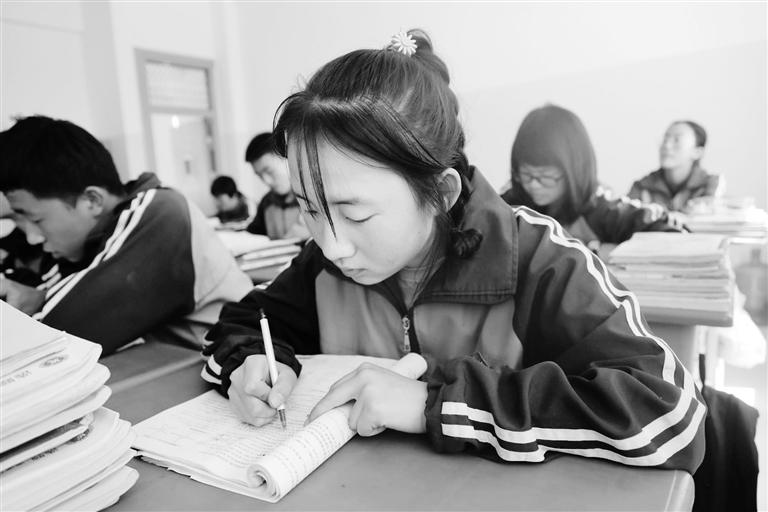 慶陽環(huán)縣這名小姑娘，柔弱肩膀撐起一個大家庭