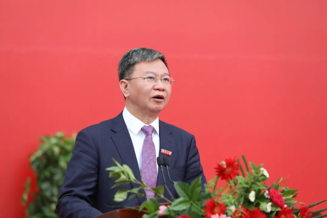 蘭州大學(xué)校長(zhǎng)嚴(yán)純?nèi)A寄語(yǔ)2020屆本科畢業(yè)生：做敢擔(dān)當(dāng)、能擔(dān)當(dāng)、有擔(dān)當(dāng)?shù)娜?>
        </a><em>蘭州大學(xué)校長(zhǎng)嚴(yán)純?nèi)A寄語(yǔ)2020屆本科畢業(yè)生：做敢擔(dān)當(dāng)、能擔(dān)當(dāng)、有擔(dān)當(dāng)?shù)娜?/em></li>
    <li><a  target=