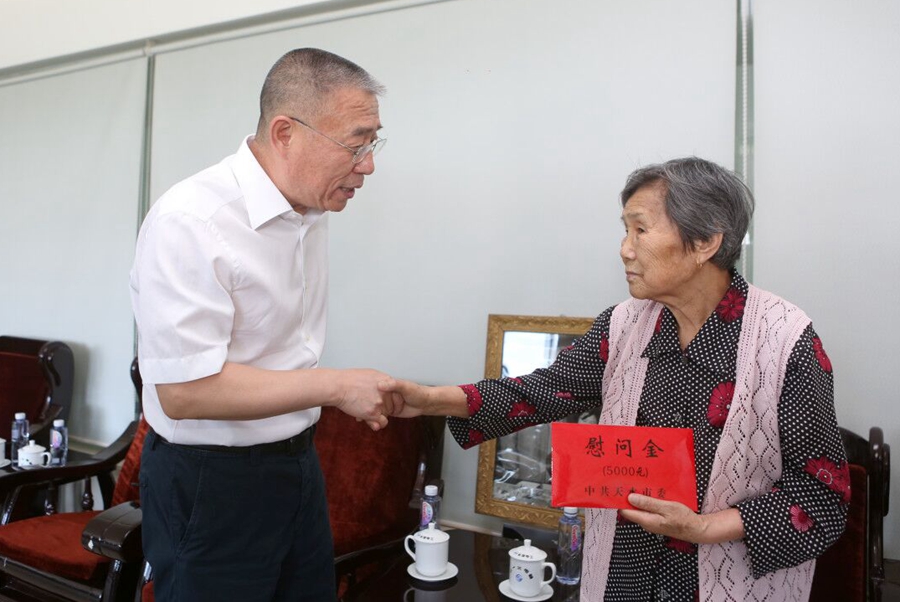 天水市委書(shū)記王銳開(kāi)展“七一”走訪慰問(wèn)活動(dòng)