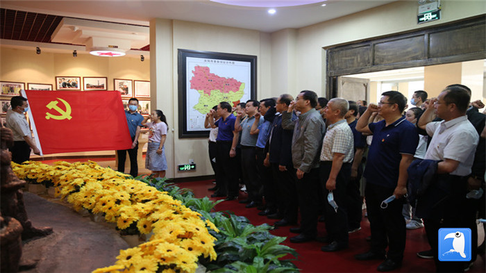 6月30日上午，慶陽市紀委監(jiān)委機關黨委組織全體黨員干部赴市博物館開展“迎七一·紀念建黨99周年”主題黨日活動。拍攝：葛歡_副本.jpg