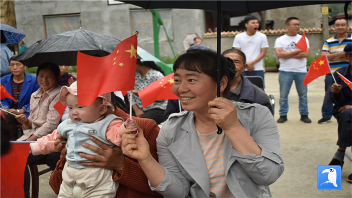 隴南市紀委監(jiān)委黨員干部與宕昌縣官亭鎮(zhèn)杜家村群眾一起慶祝黨的生日。_副本.jpg