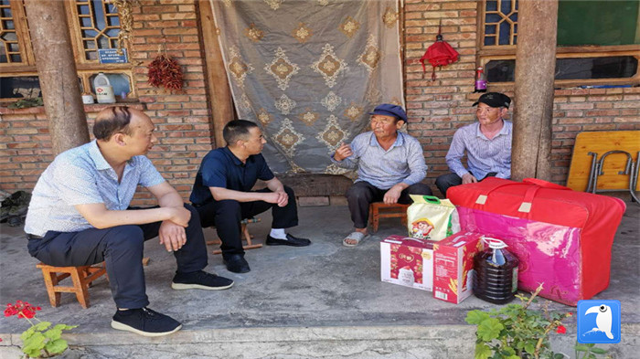 在建黨99周年來臨之際，隴南市禮縣紀委監(jiān)委在中壩鎮(zhèn)、三峪鄉(xiāng)開展“七一”慰問老黨員、困難黨員活動，為他們送去組織的關懷和節(jié)日的問候。_副本.jpg