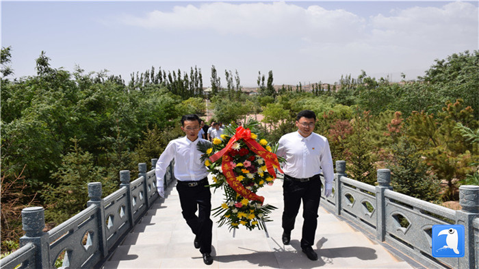 七一”前夕，白銀市紀委監(jiān)委機關黨委組織黨員來到紅軍西路軍景泰烈士陵園開展主題黨日活動。 朱鵬拍攝_副本.jpg