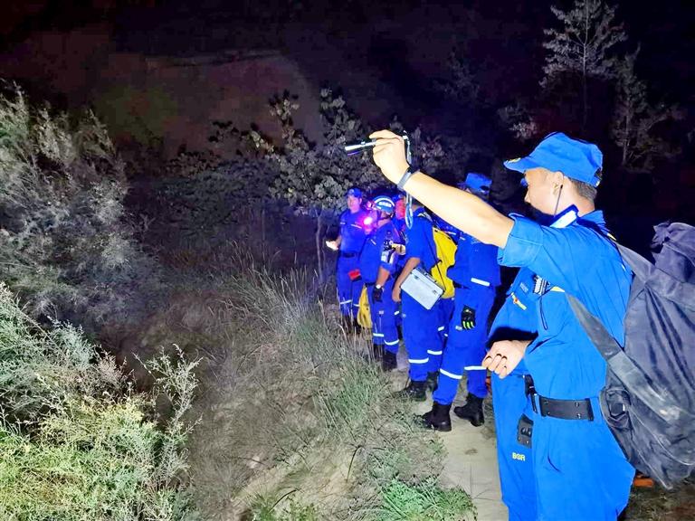 七旬老人失足墜崖 甘肅藍天救援隊5小時成功營救