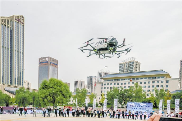 超酷、超刺激！智能駕駛飛行器在蘭載人試飛