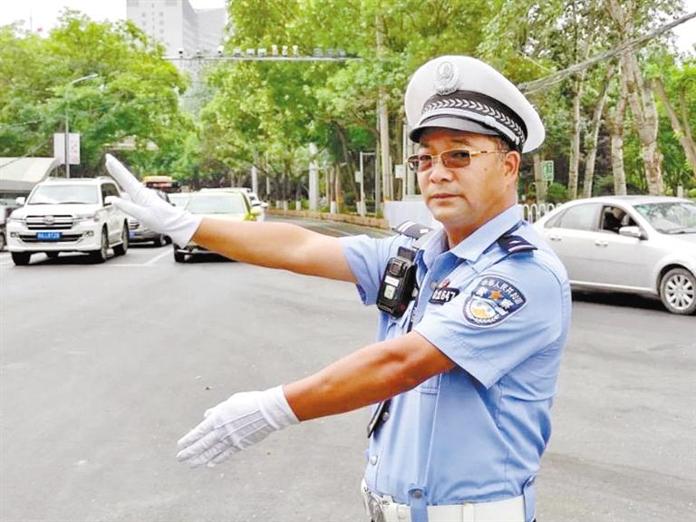 蘭州城關(guān)區(qū)交警大隊(duì)一線老交警馬驍：俯首甘為“老黃?！?>
        </a><em>蘭州城關(guān)區(qū)交警大隊(duì)一線老交警馬驍：俯首甘為“老黃?！?/em></li>
    <li><a  target=