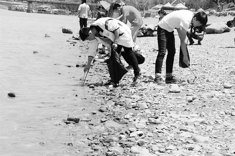 保護(hù)母親河，我們一直在路上……