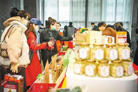 今天，在這里聽(tīng)榆中的脫貧故事 ——榆中縣“脫貧攻堅(jiān)宣傳周”發(fā)布活動(dòng)暨脫貧攻堅(jiān)主題成就展啟動(dòng)側(cè)記