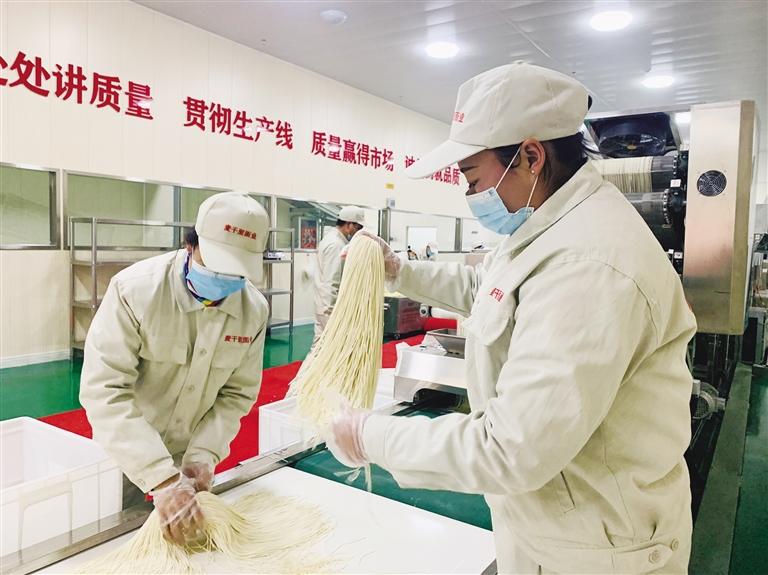 蘭州市規(guī)?；懊鏃l加工項(xiàng)目”投入運(yùn)營(yíng) 將配送到市區(qū)280多家直營(yíng)店