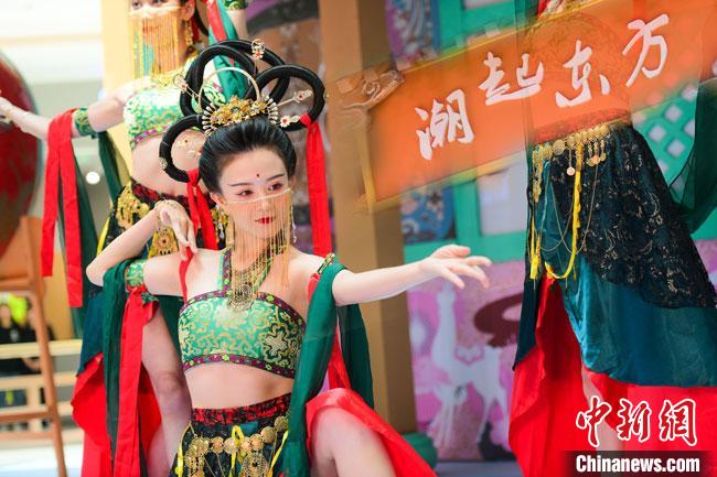 圖為今年9月5日，在重慶亮相的敦煌博物館“潮起東方”主題活動(dòng)現(xiàn)場(chǎng)。敦煌博物館供圖