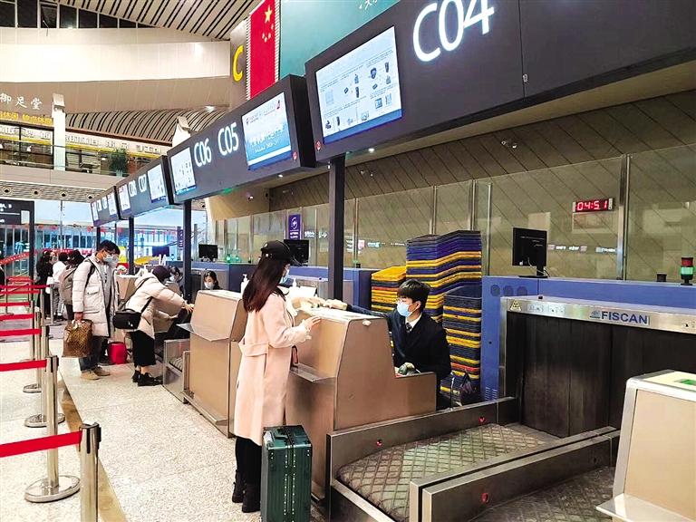 針對疫情中高風(fēng)險地區(qū)各航空公司相繼推出客票退改政策