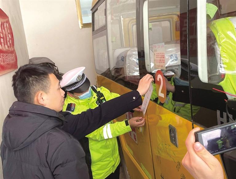 蘭州城關(guān)交警解封校車 打好開學安全基礎(chǔ)