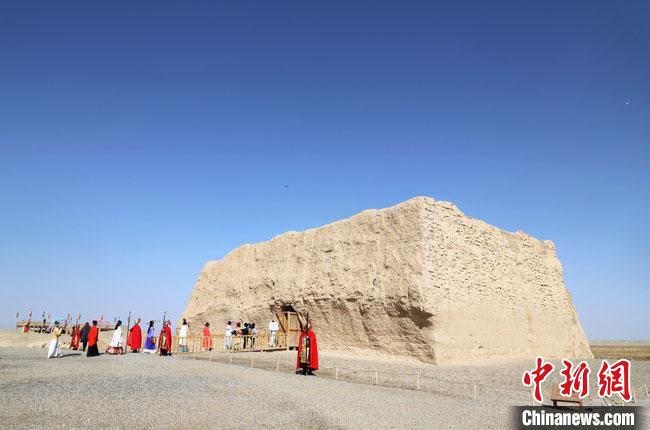 數(shù)十位身著古裝的女性通過體驗(yàn)賞漢舞、習(xí)漢禮、吟誦詩詞等中華傳統(tǒng)文化，再現(xiàn)古絲綢之路的繁華盛景?！⊥踺?攝