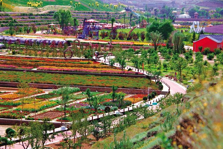 走進(jìn)百個先進(jìn)黨支部  抓實黨建聚合力 先鋒引領(lǐng)促發(fā)展 李家莊“黨建+”唱響鄉(xiāng)村振興最強音