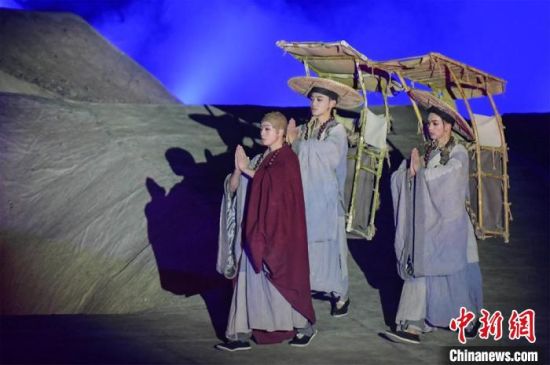 圖為演出現(xiàn)場，該劇獨創(chuàng)360度旋轉(zhuǎn)并前后移動觀眾席，顛覆傳統(tǒng)劇場舞臺表演模式。　王斌銀 攝