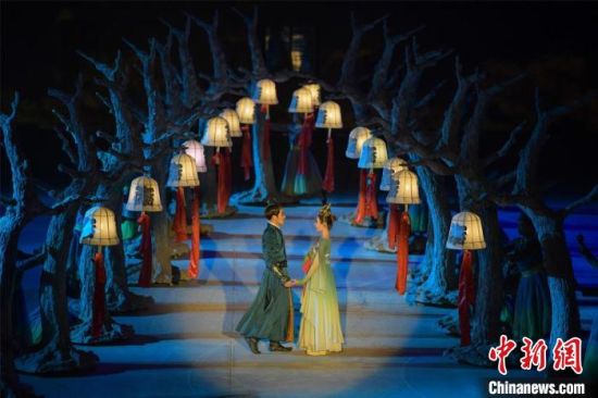 圖為全新升級《敦煌盛典》，新增戰(zhàn)馬、燈籠矩陣，以及最新聲、光、電硬件設(shè)施?！⊥醣筱y 攝