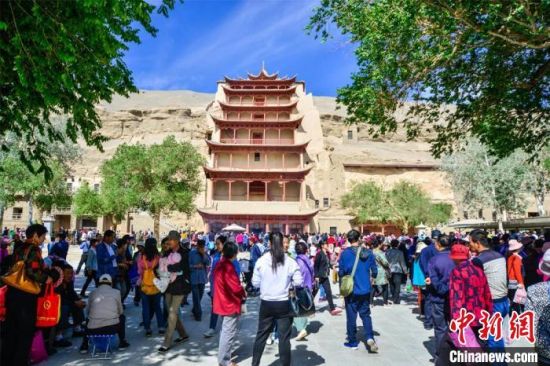 中國農(nóng)歷四月初八，敦煌民眾傳承歷史習(xí)俗，前往莫高窟燒香禮佛、祈福。(資料圖) 王斌銀 攝