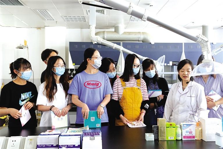 甘肅化妝品宣傳周實(shí)驗(yàn)室開(kāi)放日活動(dòng)昨日舉行