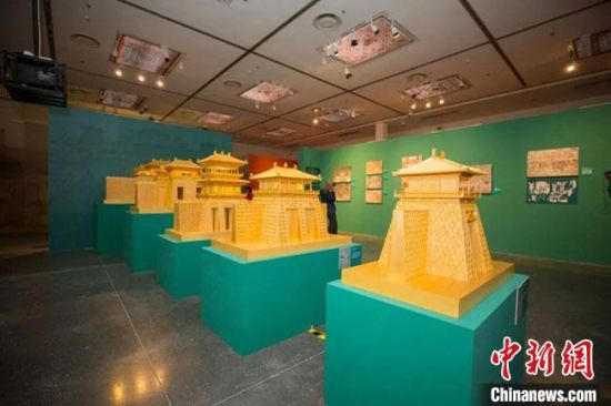 圖為呈現(xiàn)敦煌壁畫(huà)中的建筑和園林之美的復(fù)原模型。(資料圖) 敦煌研究院供圖