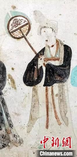 “一把小扇在手，笑對仲夏酷暑?！眻D為莫高窟第468窟《執(zhí)團(tuán)扇女供養(yǎng)人》(中唐)?！《鼗脱芯吭汗﹫D