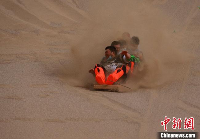 6月13日，敦煌鳴沙山月牙泉景區(qū)舉辦滑沙比賽。　馮豆 攝
