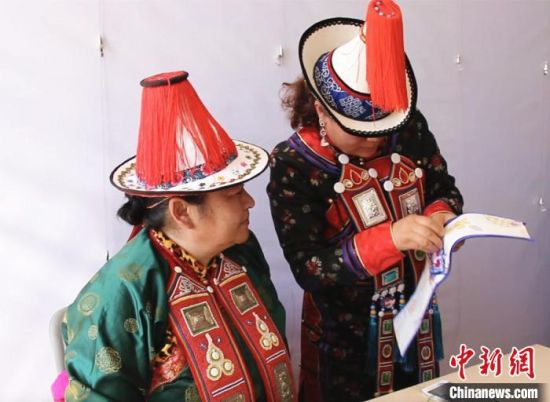 圖為用活態(tài)傳習的模式促進裕固族非物質(zhì)文化遺產(chǎn)的保護傳承?！∈缝o靜 攝