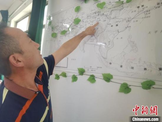 圖為甘肅省社會科學(xué)院絲綢之路研究所所長侯宗輝指出《絲綢之路古文明》課題組考察線路?！￠Z姣 攝