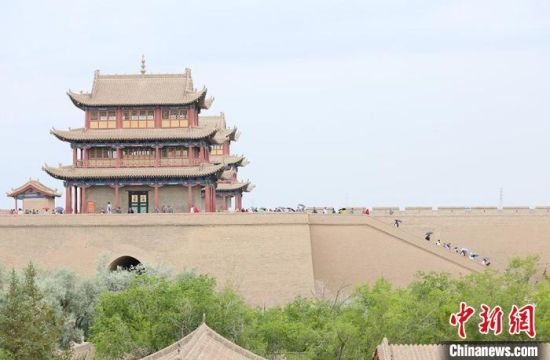 歷經(jīng)數(shù)十載保護(hù)修繕的古老關(guān)城得以延年益壽，成為了海內(nèi)外游客“絲路游”的必經(jīng)打卡地?！「哒?攝