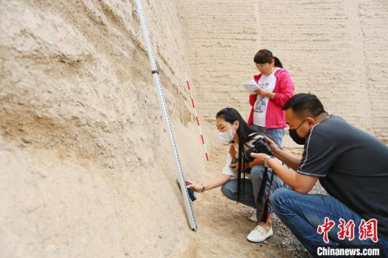 科技保護(hù)讓長城價值的真實(shí)性和完整性得到有效延續(xù)和傳承。圖為文物工作者正在測量關(guān)城的相關(guān)數(shù)據(jù)?！「哒?攝