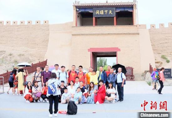 歷經(jīng)數(shù)十載保護(hù)修繕的古老關(guān)城得以延年益壽，成為了海內(nèi)外游客“絲路游”的必經(jīng)打卡地?！「哒?攝