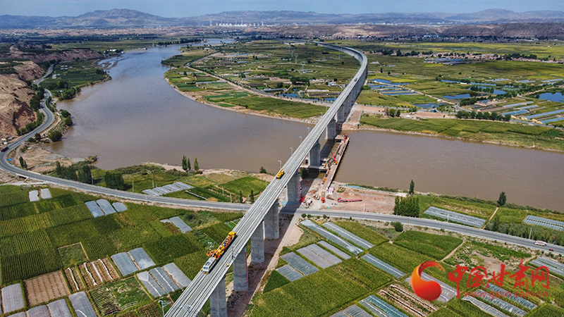 【隴拍客】直擊現(xiàn)場！看中蘭鐵路首條接觸網(wǎng)導線如何架設