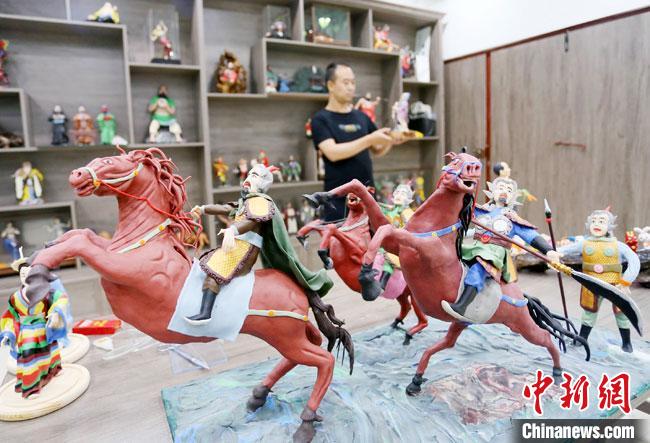 安秋平是成州面塑第五代傳承人，也是當(dāng)?shù)匚ㄒ粓?jiān)守面塑制作的人?！「哒?攝