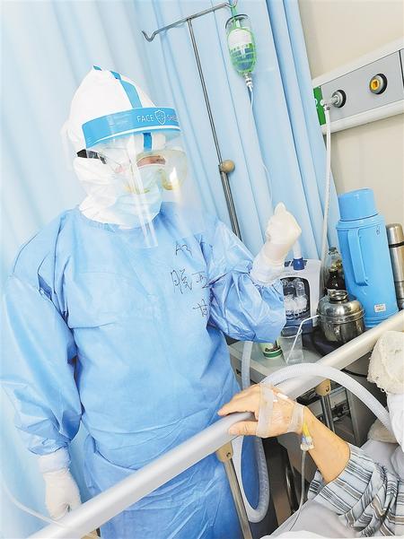 白衣天使 逆風(fēng)綻放——記第48屆南丁格爾獎(jiǎng)獲得者、慶陽(yáng)市人民醫(yī)院重癥監(jiān)護(hù)室護(hù)士長(zhǎng)脫亞莉