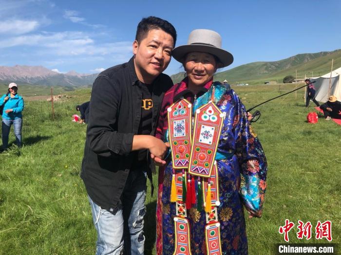 圖為拍攝紀(jì)錄片《西茂的婚禮》期間，張輝剛(左)與裕固族老人合影留念。(資料圖) 張輝剛供圖