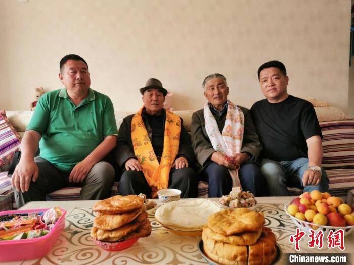 圖為張輝剛(右一)拜訪甘肅肅南縣裕固族德高望重的老人。(資料圖) 張輝剛供圖