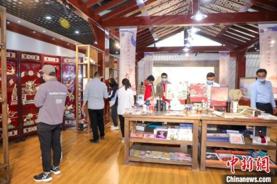 圖為甘肅“一會一節(jié)”期間，位于敦煌的天水市展館中，民眾觀賞文創(chuàng)產(chǎn)品?！「拭C省文化和旅游廳供圖