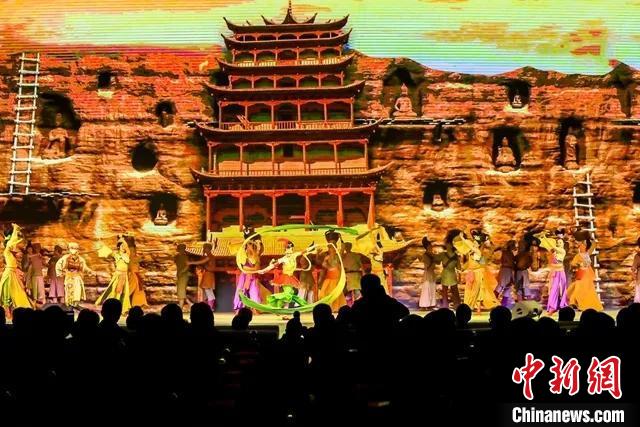 開幕式文藝展示“相約敦煌”，通過(guò)數(shù)字技術(shù)將莫高窟“搬到”演出現(xiàn)場(chǎng)?！「拭C省文化和旅游廳供圖