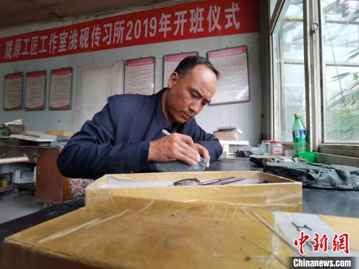 甘肅卓尼洮硯融合文化提升內(nèi)涵：不只一硯一銘，還要一盒一拓