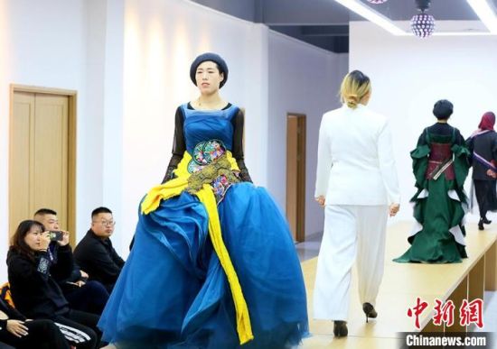 東鄉(xiāng)繡娘在T臺走秀?！「哒?攝