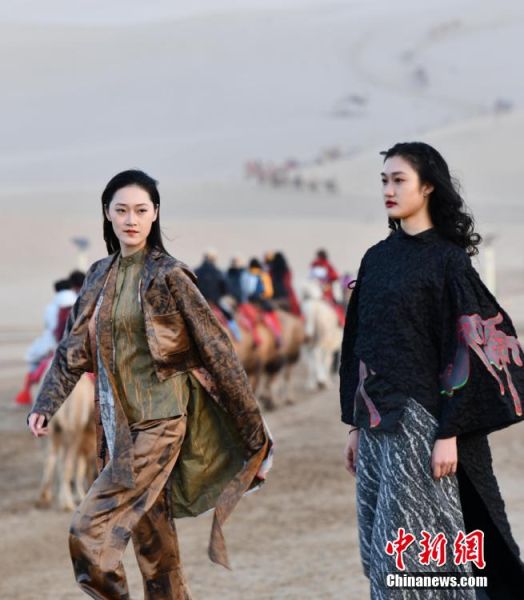 圖為敦煌服裝秀展示。 殷春永 攝