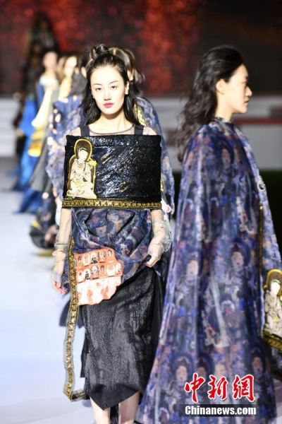 圖為敦煌服裝秀展示。 殷春永 攝