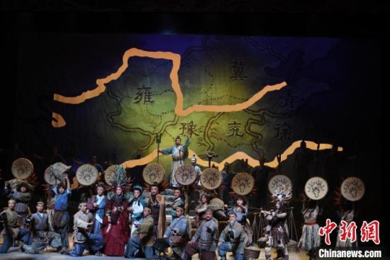 作為隴劇“梅花”，雷通霞在《大禹治水》中甘當(dāng)“綠葉”，該劇推出后，反響十分熱烈。(資料圖) 楊艷敏 攝